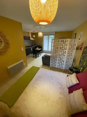 Un ou plusieurs lits dans un hébergement de l'établissement Studio paisible