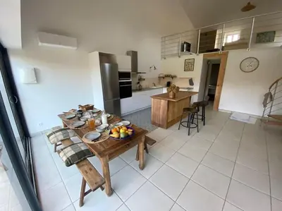 Cuisine ou kitchenette dans l'établissement Le Domaine du Petit Bois, gîte Le Verger