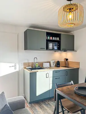 Cuisine ou kitchenette dans l'établissement Horizon Rochelais, terrasse privée et parking