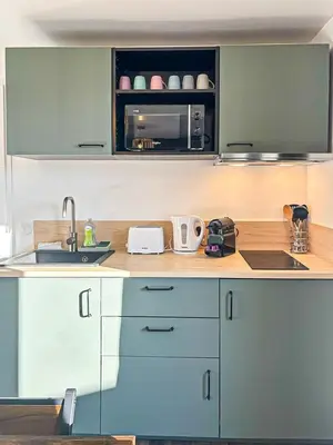 Cuisine ou kitchenette dans l'établissement Horizon Rochelais, terrasse privée et parking
