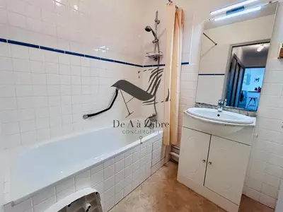Salle de bains dans l'établissement L'Albatros - Situé en plein coeur de ville