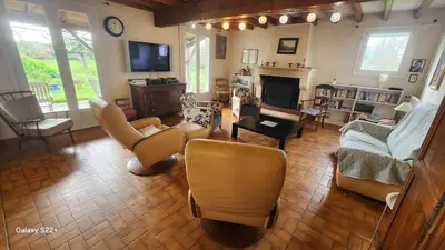 Télévision ou salle de divertissement dans l'établissement Spacious house with large garden in Valdivienne