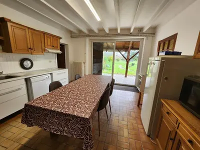 Cuisine ou kitchenette dans l'établissement Spacious house with large garden in Valdivienne