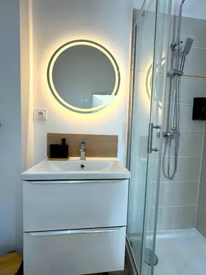 Salle de bains dans l'établissement Résidence La Ruelle Secrete - 5 studios -