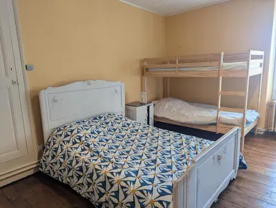 Un ou plusieurs lits dans un hébergement de l'établissement Maison de bourg avec jardin