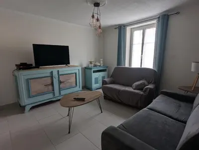Télévision ou salle de divertissement dans l'établissement Maison de bourg avec jardin