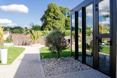 Jardin de l'établissement Logis Hôtel Domaine du Vieux Porche
