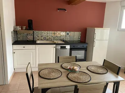 Cuisine ou kitchenette dans l'établissement Maison idéale pour 2 personnes, garage clos et Wifi