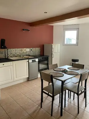 Cuisine ou kitchenette dans l'établissement Maison idéale pour 2 personnes, garage clos et Wifi