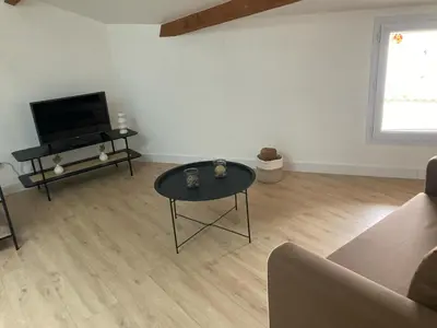 Télévision ou salle de divertissement dans l'établissement Maison idéale pour 2 personnes, garage clos et Wifi
