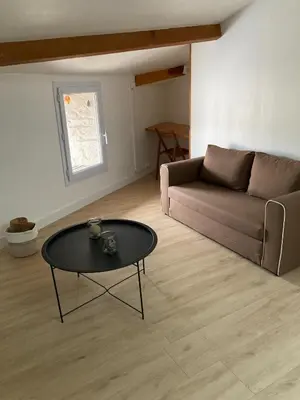 Coin salon dans l'établissement Maison idéale pour 2 personnes, garage clos et Wifi