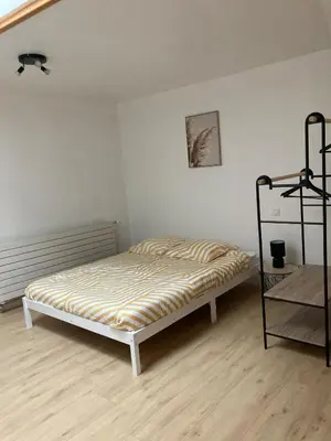Un ou plusieurs lits dans un hébergement de l'établissement Maison idéale pour 2 personnes, garage clos et Wifi