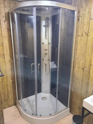 Salle de bains dans l'établissement Maison idéale pour 2 personnes, garage clos et Wifi