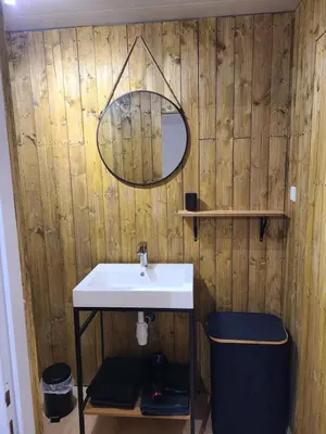 Salle de bains dans l'établissement Maison idéale pour 2 personnes, garage clos et Wifi
