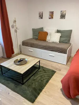 Coin salon dans l'établissement Chambre familiale indépendante avec salle de bain privée