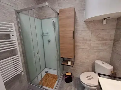 Salle de bains dans l'établissement Appartement lumineux 2 ch, proche plage & commerces - FR-1-706-31