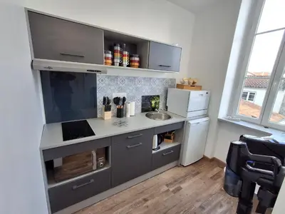 Cuisine ou kitchenette dans l'établissement Appartement lumineux 2 ch, proche plage & commerces - FR-1-706-31