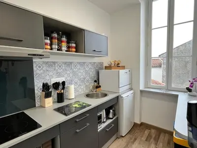 Cuisine ou kitchenette dans l'établissement Appartement lumineux 2 ch, proche plage & commerces - FR-1-706-31