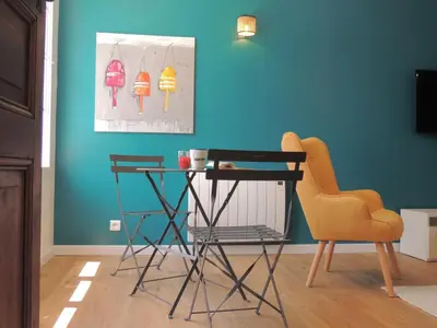 Télévision ou salle de divertissement dans l'établissement Jolie maison 3 étoiles entièrement rénovée