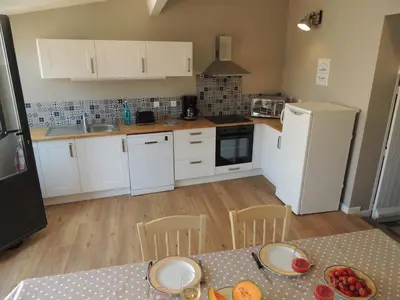 Cuisine ou kitchenette dans l'établissement Jolie maison 3 étoiles entièrement rénovée