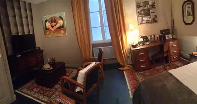 Télévision ou salle de divertissement dans l'établissement La Maison de Marie