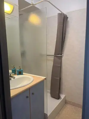 Salle de bains dans l'établissement T2 appartement vue sur port