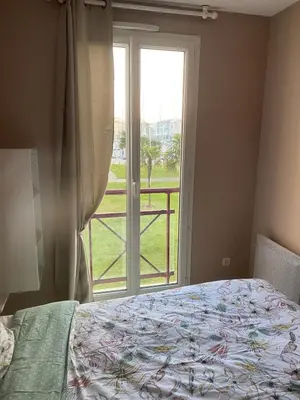 Un ou plusieurs lits dans un hébergement de l'établissement T2 appartement vue sur port