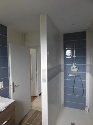 Salle de bains dans l'établissement Gîte MMR 6 places avec cour clôturée