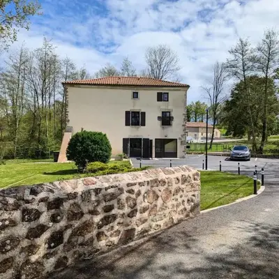 Gîte au Bord de la Rivière avec Terrasse