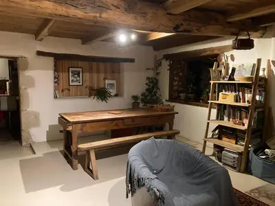 Coin salon dans l'établissement Longère en bordure de bois