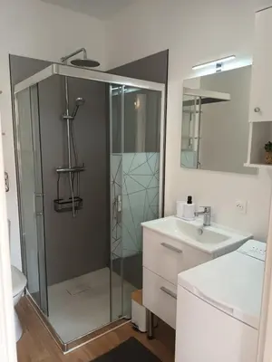 Salle de bains dans l'établissement Studio 4 Calme et Moderne Proche des Thermes