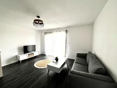 Télévision ou salle de divertissement dans l'établissement Aigues Marines - Appartement spacieux avec parking et terrasse