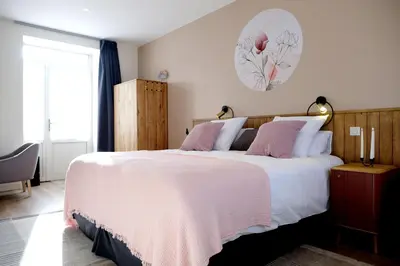Un ou plusieurs lits dans un hébergement de l'établissement Chambres d'hôtes de charme LE LOGIS ROUGE la Rochelle, Vendée, Ile de Ré, Marais Poitevin, calme mer campagne piscine