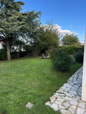 Jardin de l'établissement Plain pied aux portes de La Rochelle 2chbres