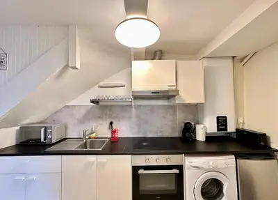 Cuisine ou kitchenette dans l'établissement Maison de Ville