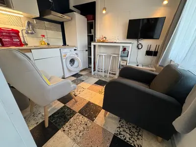 Cuisine ou kitchenette dans l'établissement Meublé Chic AJACQUEE