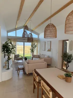 Coin salon dans l'établissement Jolie Villa avec bain balnéothérapie