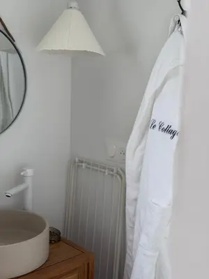 Salle de bains dans l'établissement Jolie Villa avec bain balnéothérapie