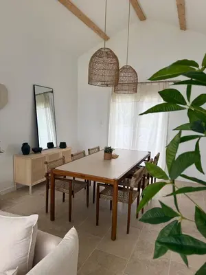 Coin salon dans l'établissement Jolie Villa avec bain balnéothérapie