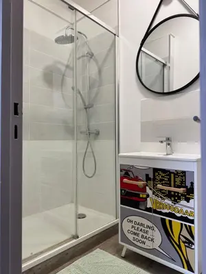 Salle de bains dans l'établissement L'ATELIER des BULLES