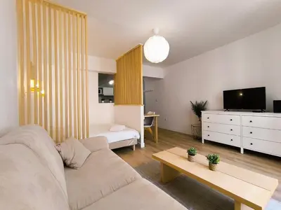 Télévision ou salle de divertissement dans l'établissement Large bright studio