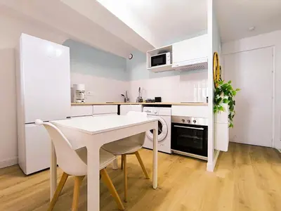 Cuisine ou kitchenette dans l'établissement Large bright studio