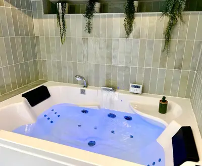 Salle de bains dans l'établissement L 'Écrin - Balnéo & Cinéroom