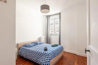 Un ou plusieurs lits dans un hébergement de l'établissement Appartement Ancien - 4 chambres - Centre ville Poitiers
