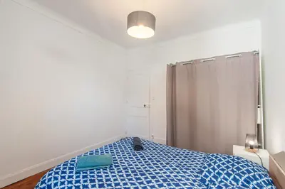 Un ou plusieurs lits dans un hébergement de l'établissement Appartement Ancien - 4 chambres - Centre ville Poitiers