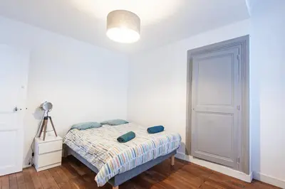 Un ou plusieurs lits dans un hébergement de l'établissement Appartement Ancien - 4 chambres - Centre ville Poitiers