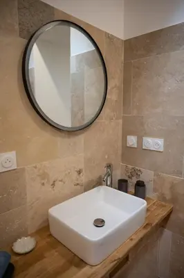 Salle de bains dans l'établissement Les coteaux de Pilauzin - Gîtes Erable 4-6 pers et gite Tilleul 4-6 pers