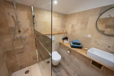 Salle de bains dans l'établissement Les coteaux de Pilauzin - Gîtes Erable 4-6 pers et gite Tilleul 4-6 pers