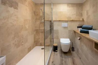 Salle de bains dans l'établissement Les coteaux de Pilauzin - Gîtes Erable 4-6 pers et gite Tilleul 4-6 pers