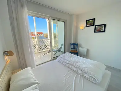 Un ou plusieurs lits dans un hébergement de l'établissement Appartement avec vue mer, piscine et WiFi - FR-1-709-82